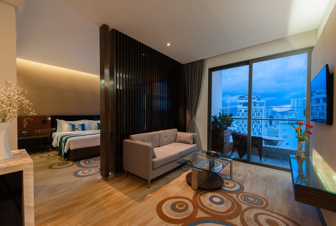 rooms-grand-suite-sea-view-balcony