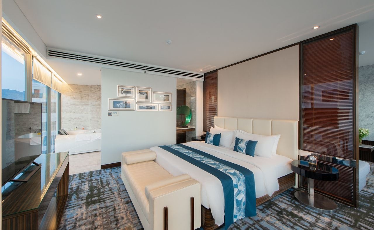 rooms-queen-ann-suite-ocean-view-balcony