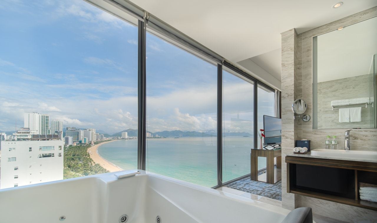 rooms-queen-ann-suite-ocean-view-balcony