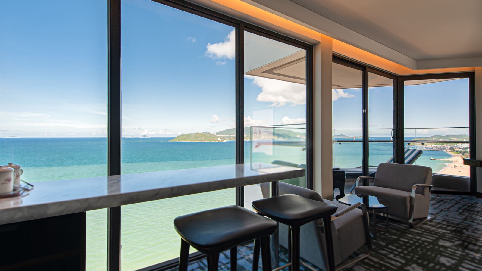 rooms-queen-ann-suite-ocean-view-balcony