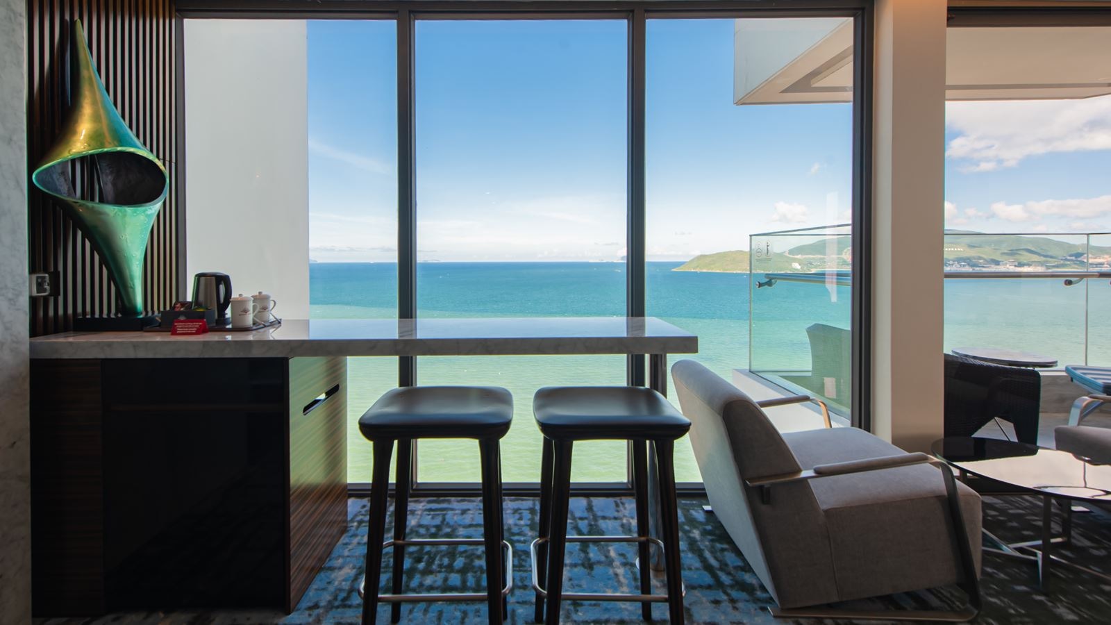 rooms-queen-ann-suite-ocean-view-balcony