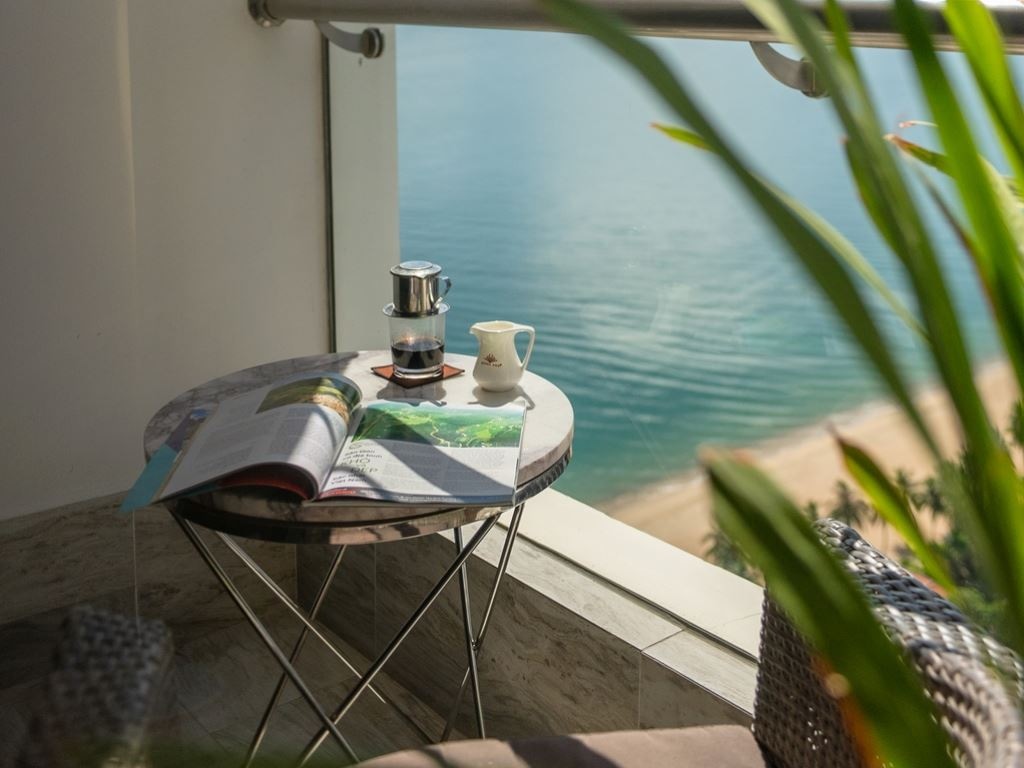 rooms-triple-suite-partial-sea-view-with-balcony