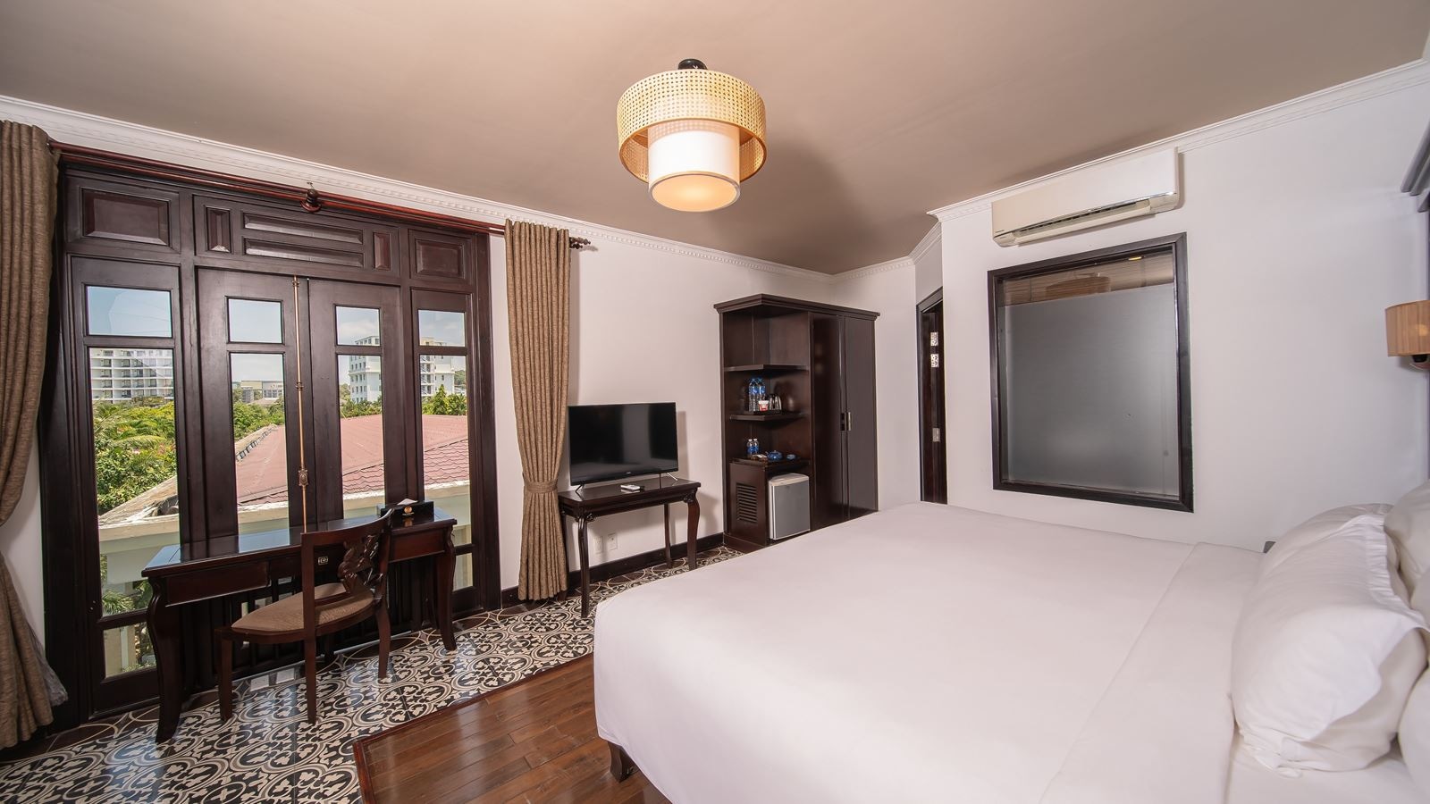 rooms-deluxe-balcony