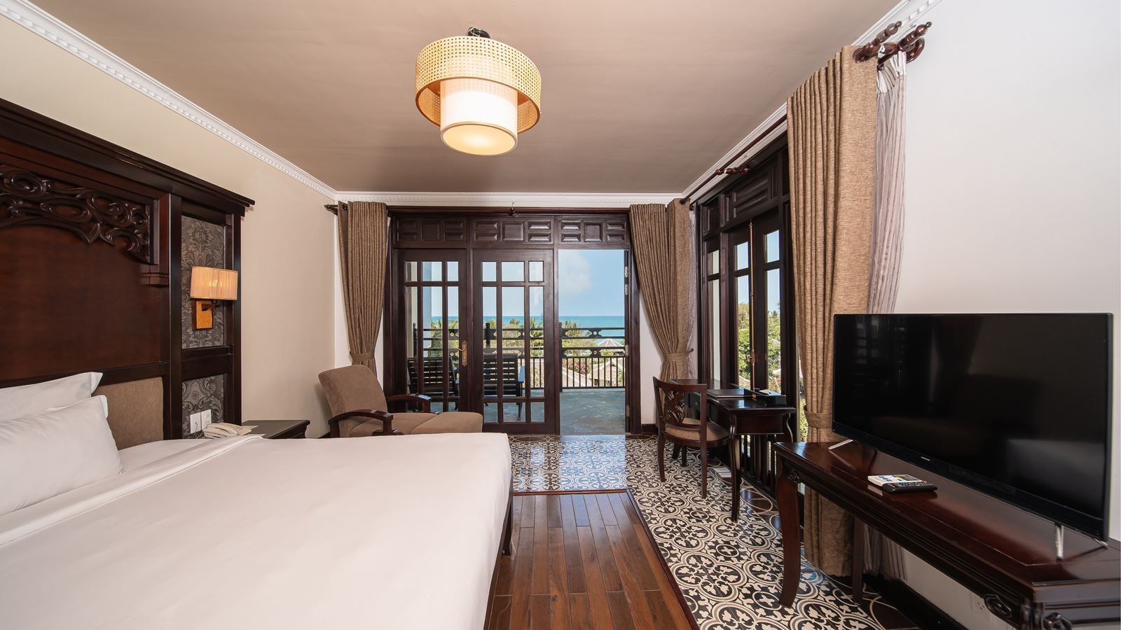 rooms-deluxe-balcony