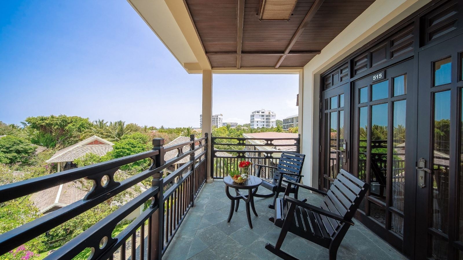 rooms-deluxe-balcony