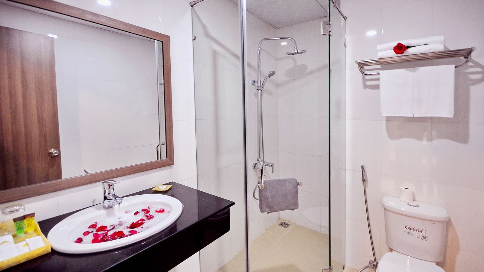 rooms-senior-room-with-balcony