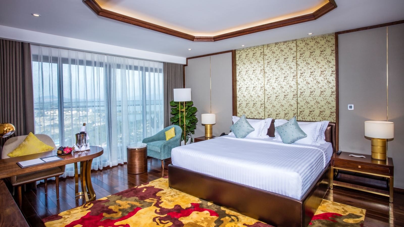 rooms-sky-suite-with-balcony