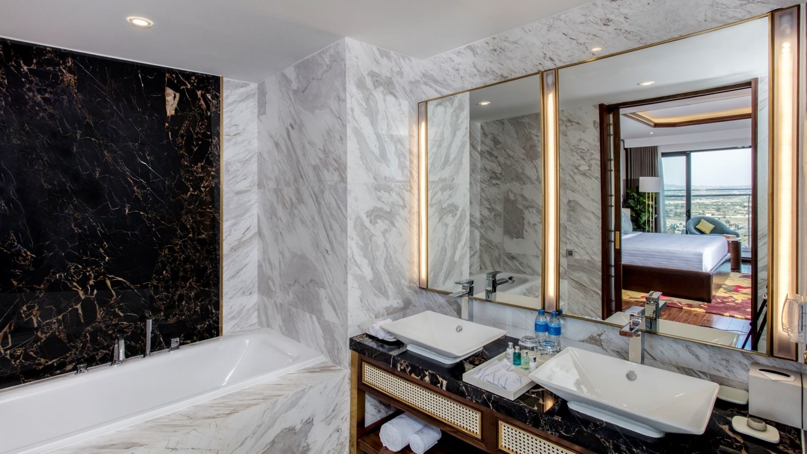 rooms-sky-suite-with-balcony