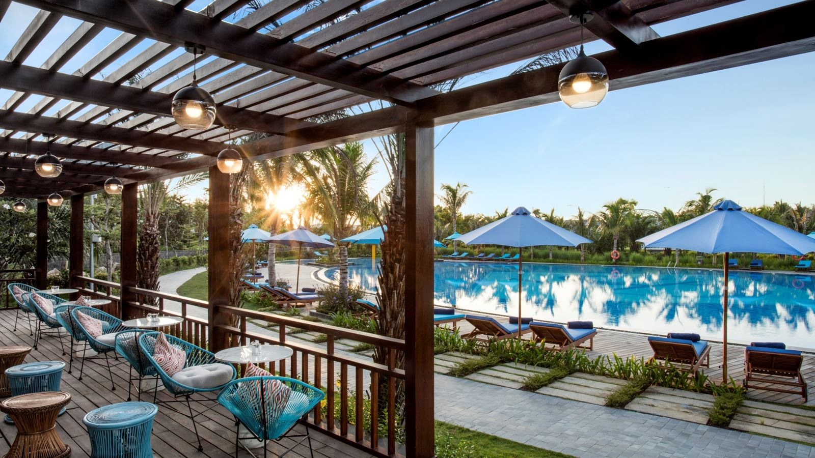 bars-veranda-by-the-pool