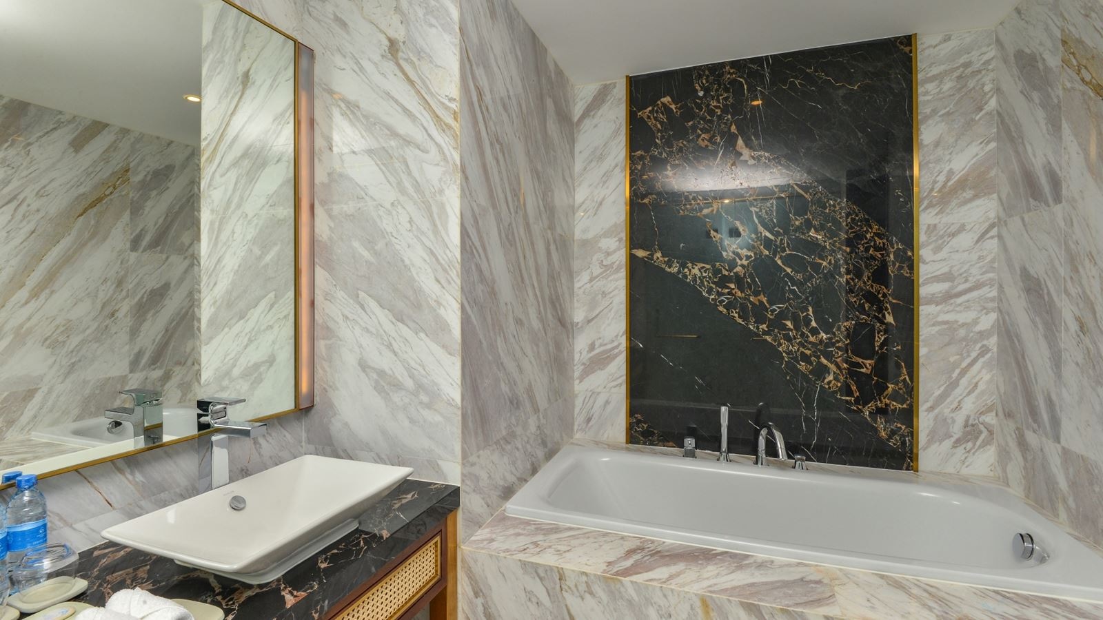 rooms-sky-suite-with-balcony