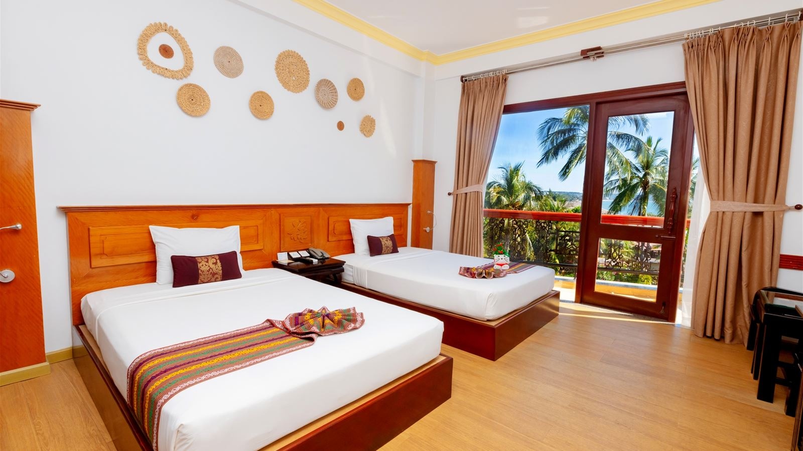 rooms-room-deluxe-seaview-balcony