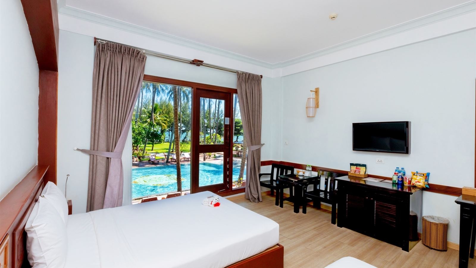 rooms-room-superior-pool-view-with-window