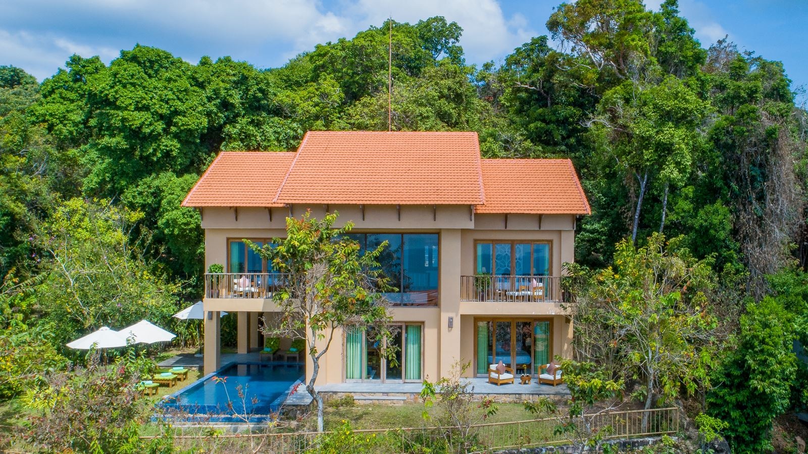 rooms-3bedroom-ocean-premier-pool-villa