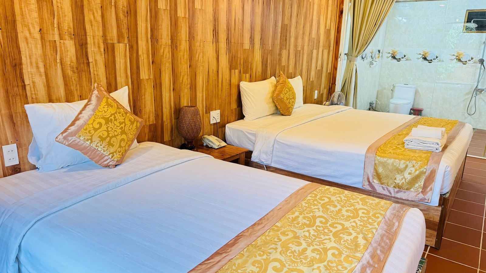 rooms-bungalow-garden-view-triple