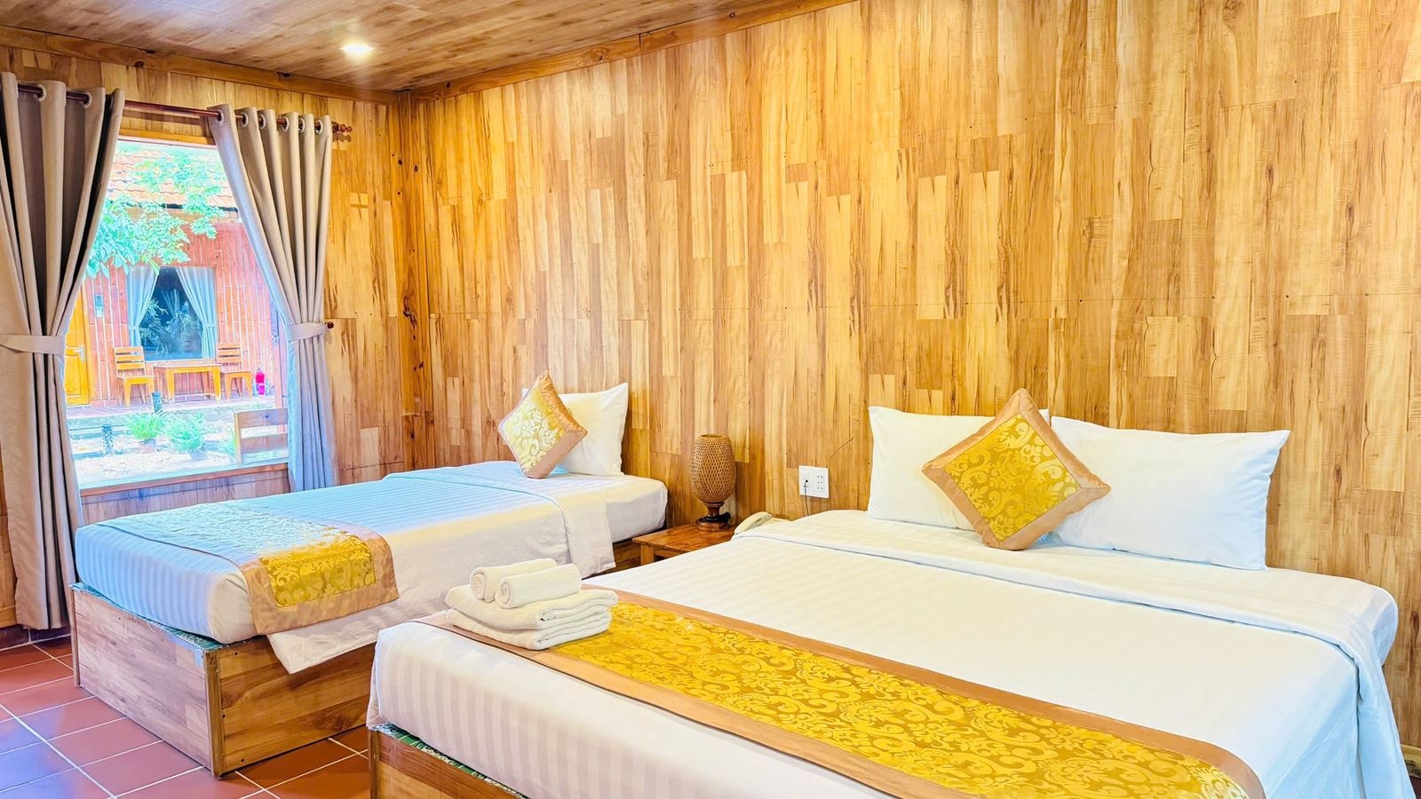 rooms-bungalow-garden-view-triple