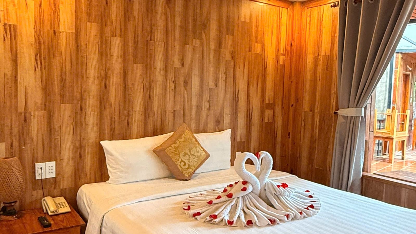 rooms-family-bungalow-garden-view