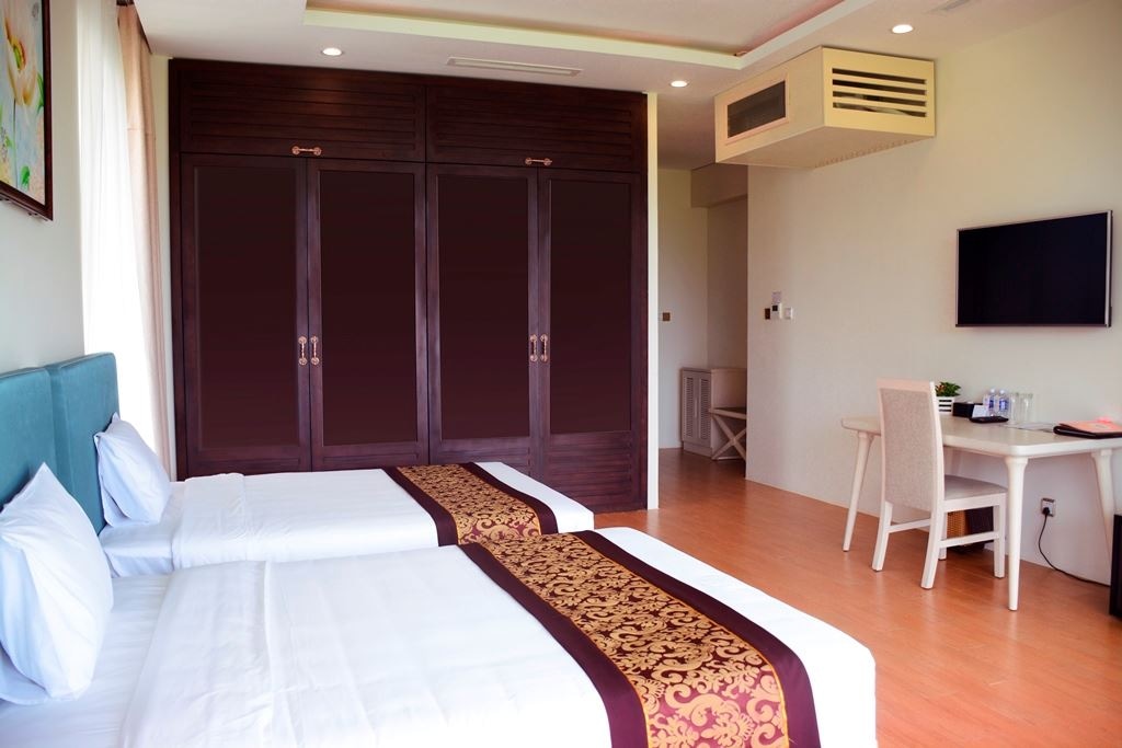 rooms-luxury-room-golf-course-view