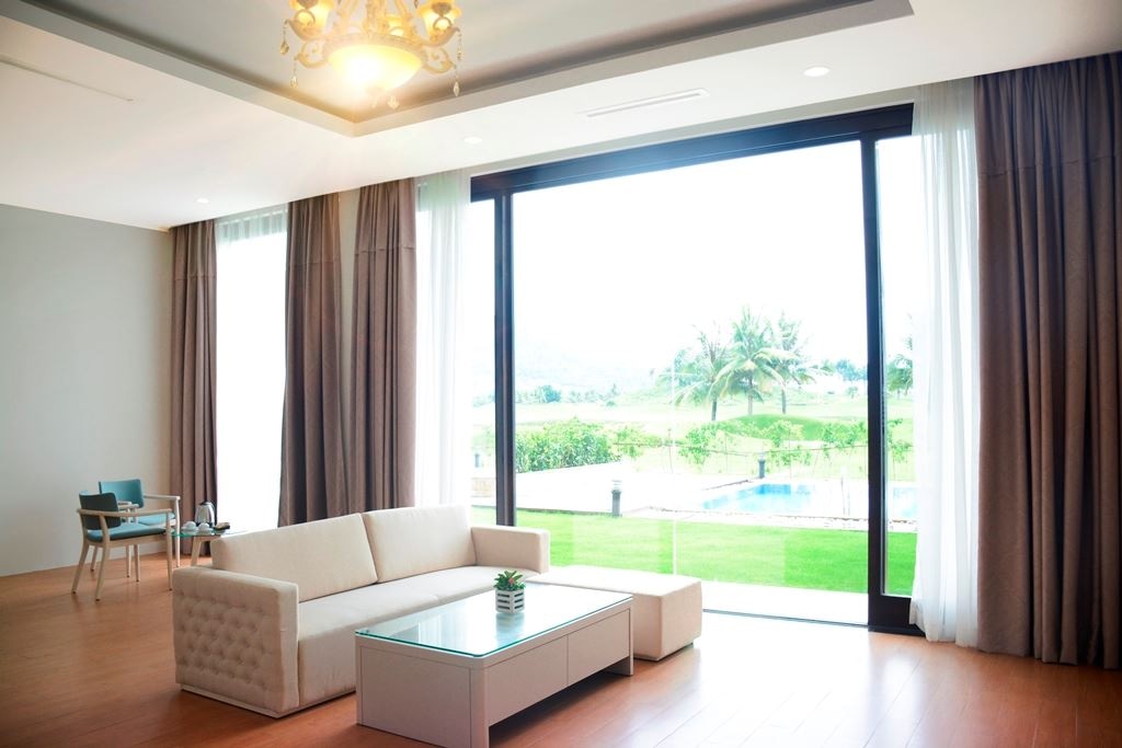 rooms-suite-room-with-pool-golf-course-view