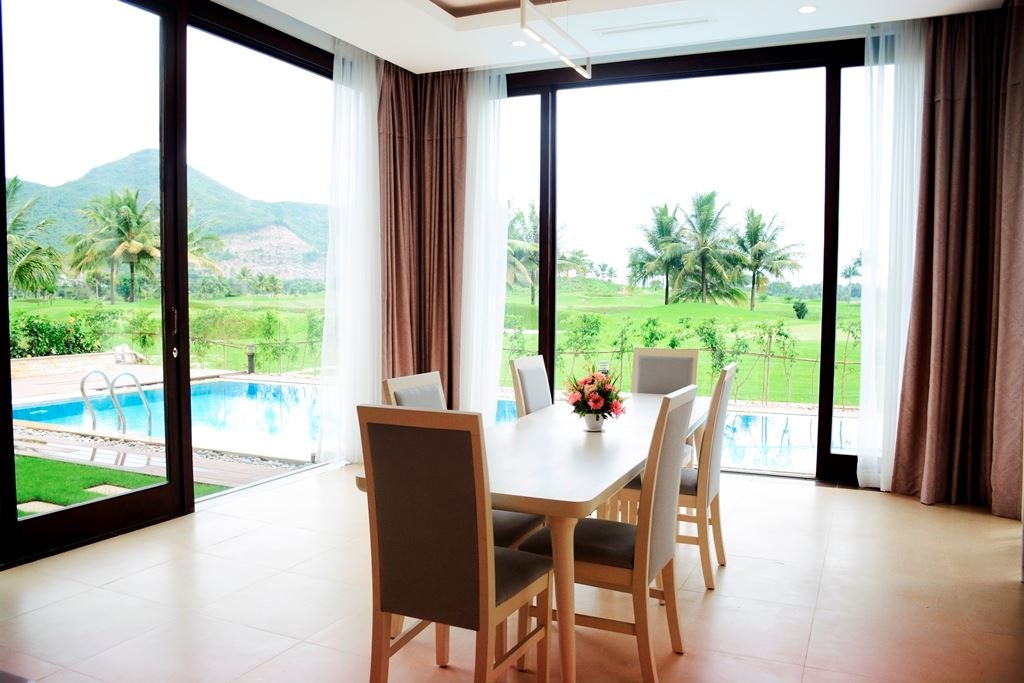 rooms-suite-room-with-pool-golf-course-view