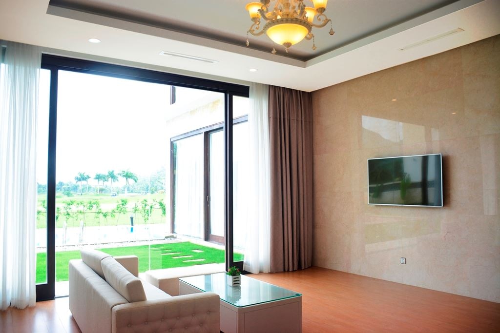 rooms-suite-room-with-pool-golf-course-view