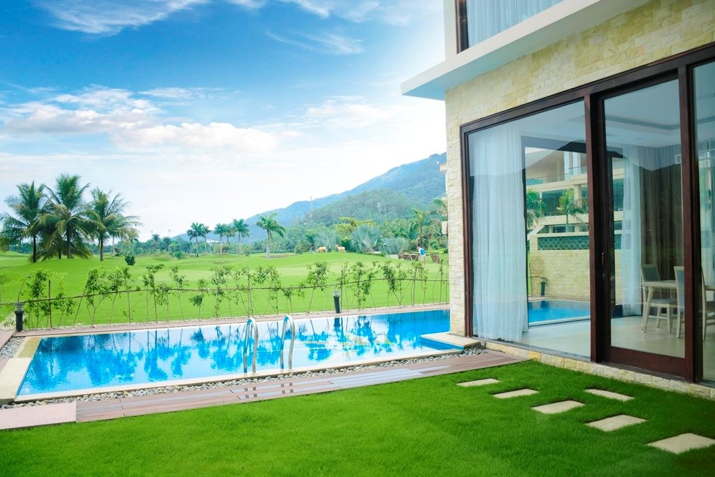 rooms-suite-room-with-pool-golf-course-view
