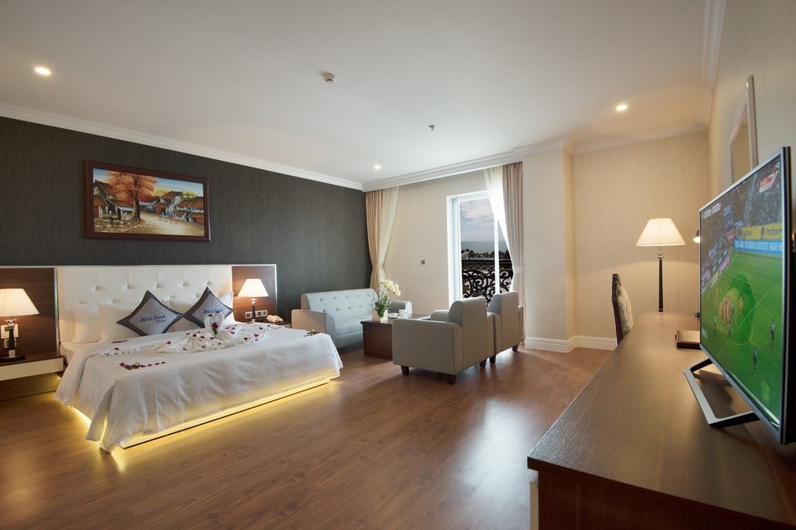 rooms-suite-city-view-with-balcony-main-building