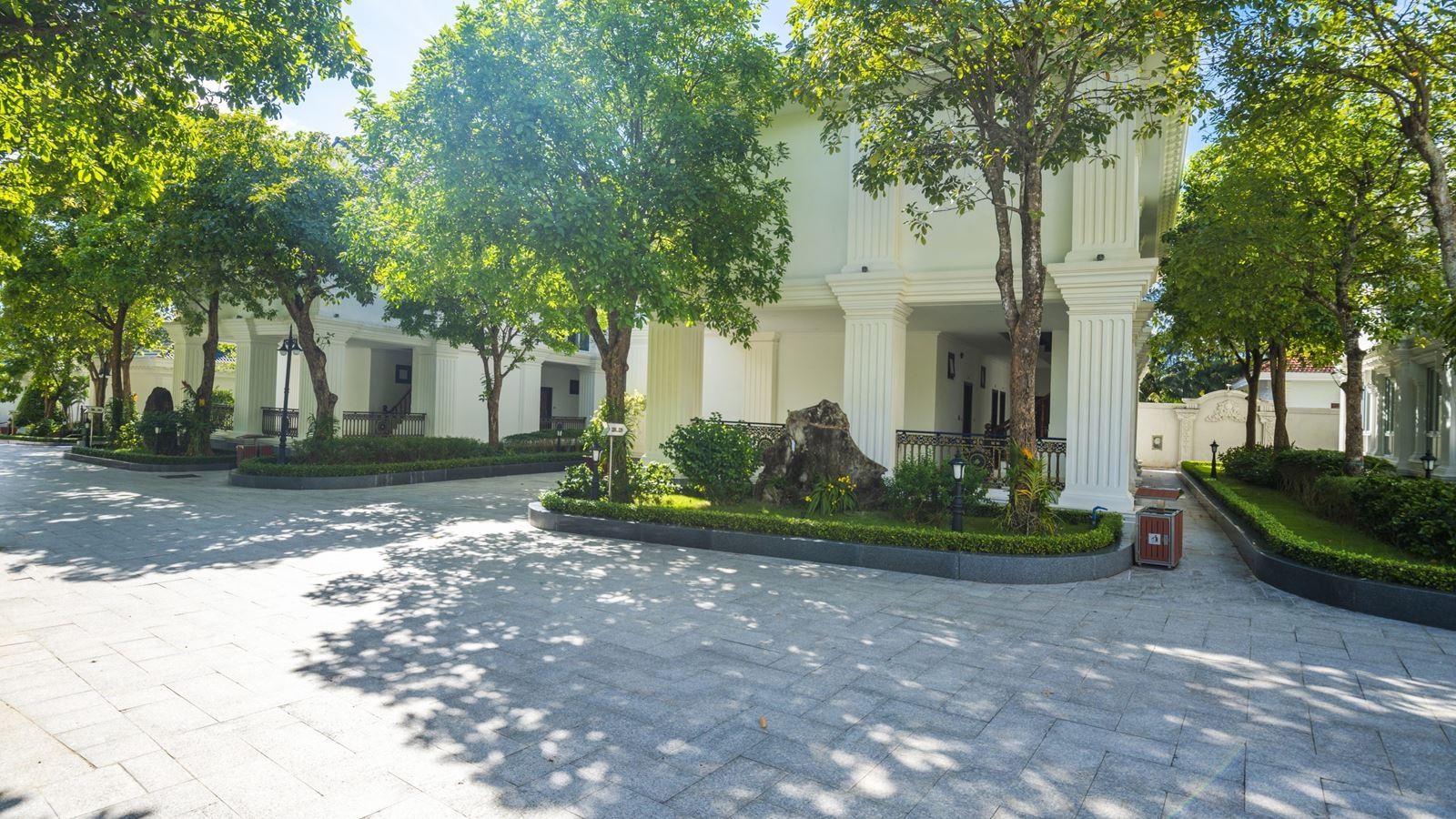 rooms-deluxe-garden-view-with-balcony-annex-building