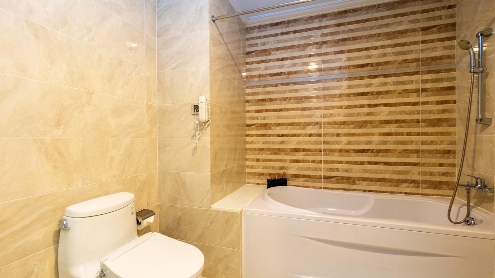 rooms-suite-city-view-with-balcony-main-building