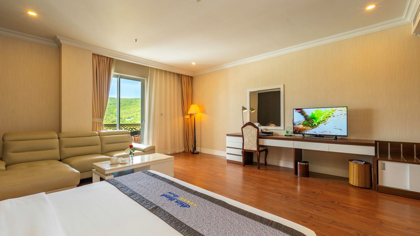 rooms-suite-city-view-with-balcony-main-building