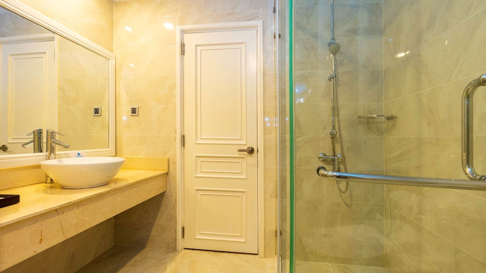 rooms-suite-city-view-with-balcony-main-building-child-without-extra-bed