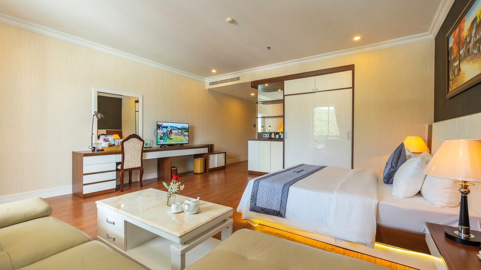 rooms-suite-city-view-with-balcony-main-building-child-without-extra-bed