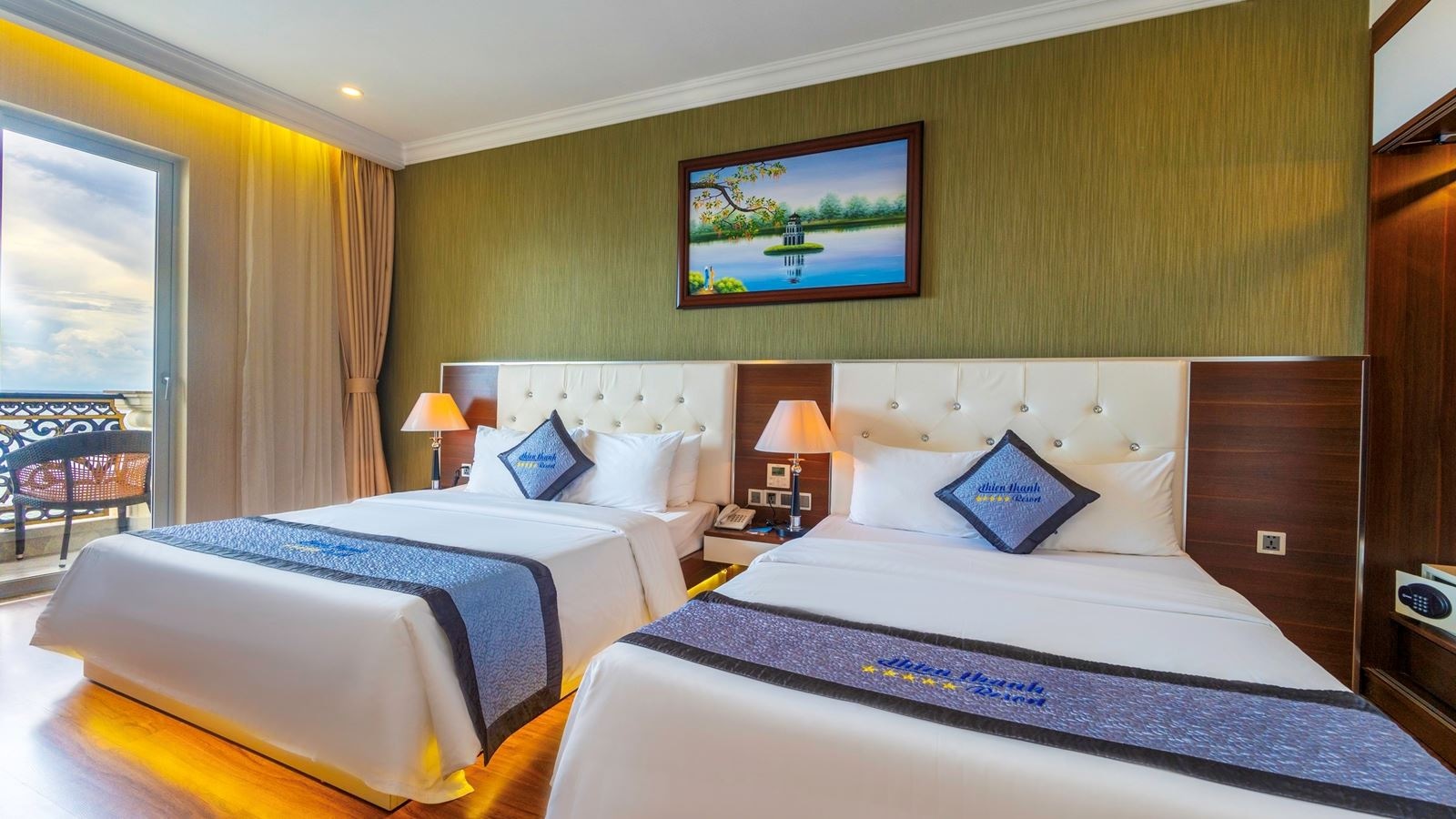 rooms-deluxe-sea-view-with-balcony-main-building