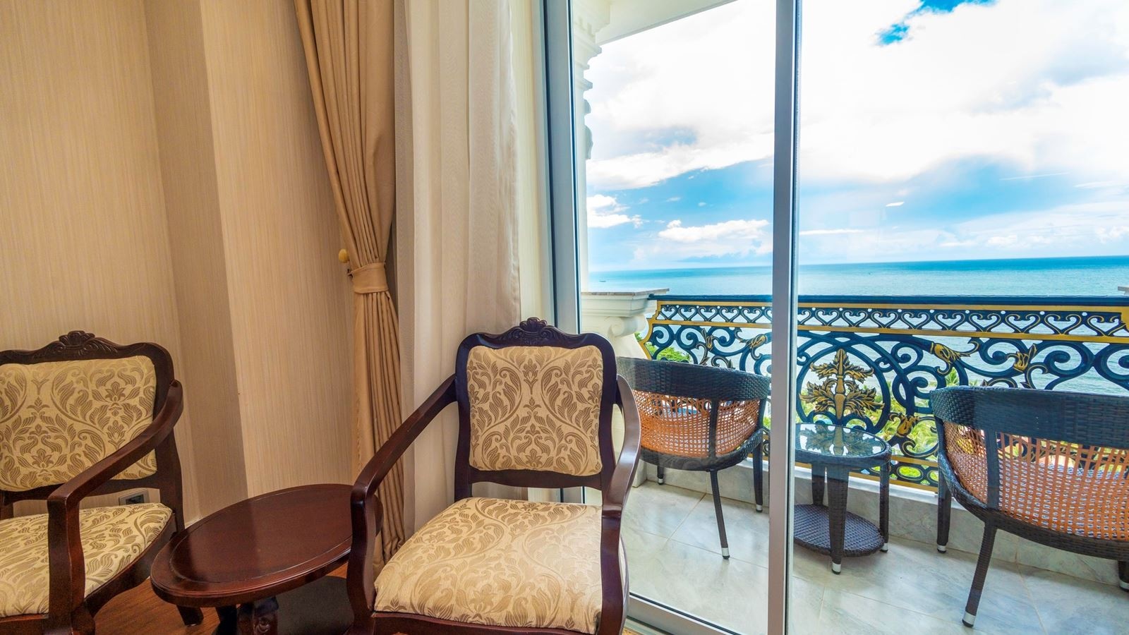 rooms-deluxe-sea-view-with-balcony-main-building-child-without-extra-bed