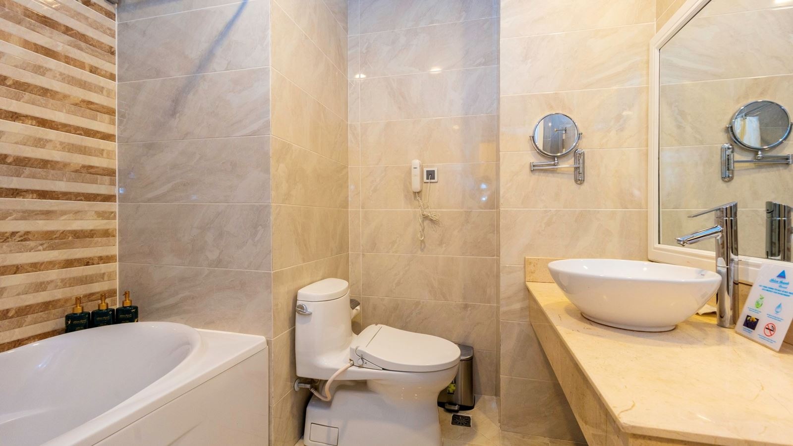 rooms-deluxe-city-view-with-balcony-main-building