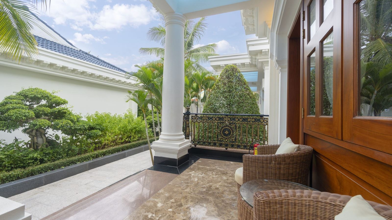 rooms-luxury-bungalow-with-terrace-child-without-extra-bed