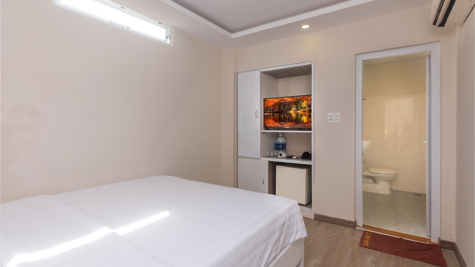 rooms-standard-interior-no-window