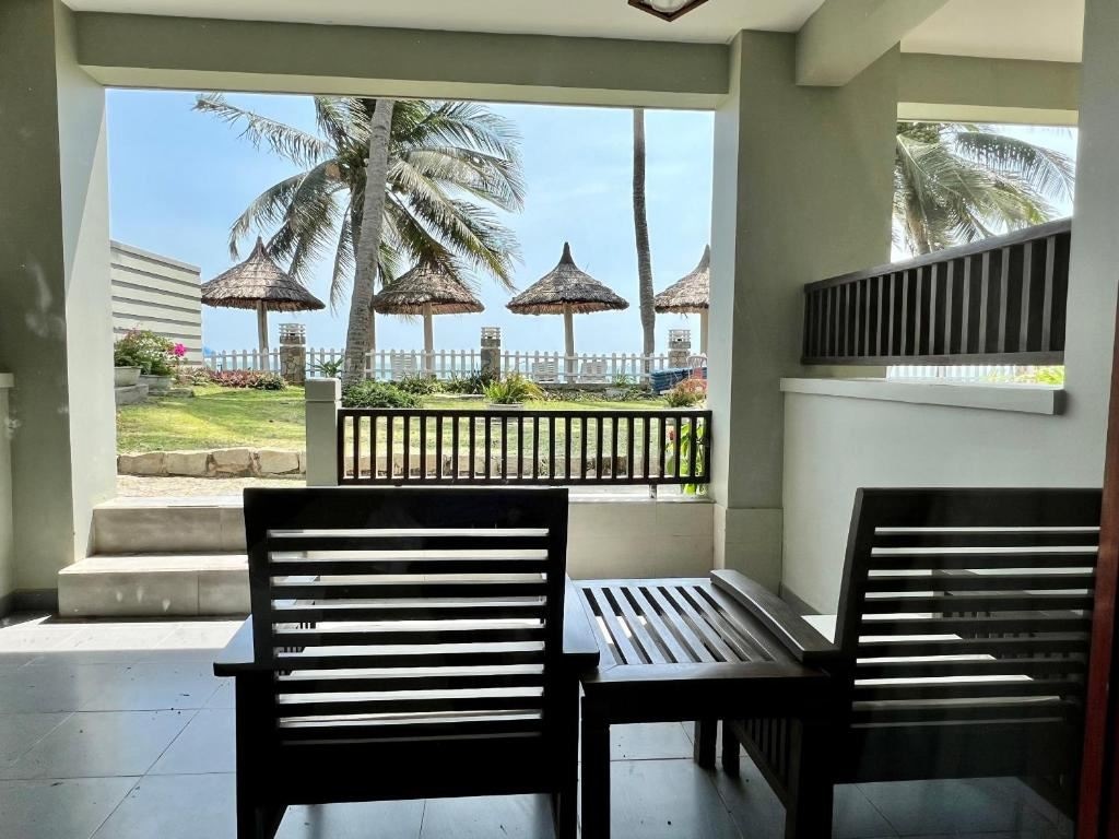 rooms-deluxe-sea-view-balcony