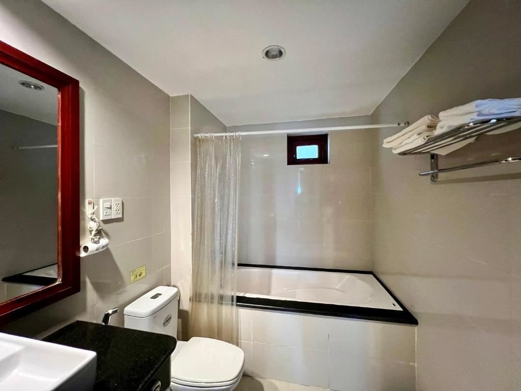 rooms-deluxe-pool-view-balcony