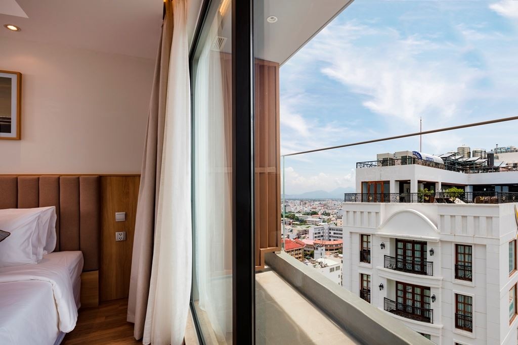 rooms-senior-deluxe-with-french-balcony