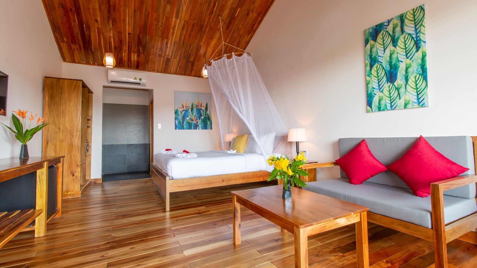 rooms-family-room-garden-view-with-balcony