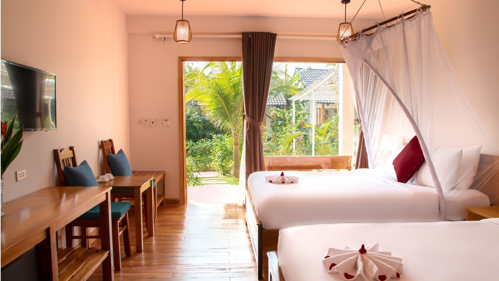 rooms-family-room-garden-view-with-balcony