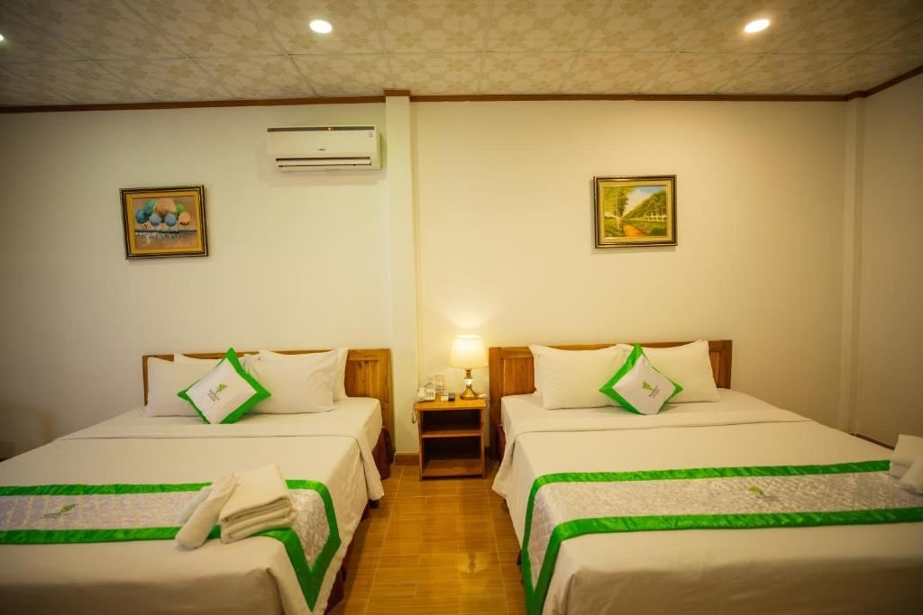 rooms-family-garden-view