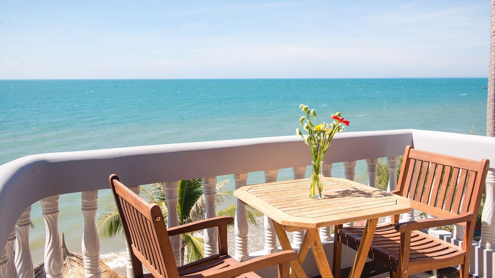 rooms-room-deluxe-seaview-with-balcony