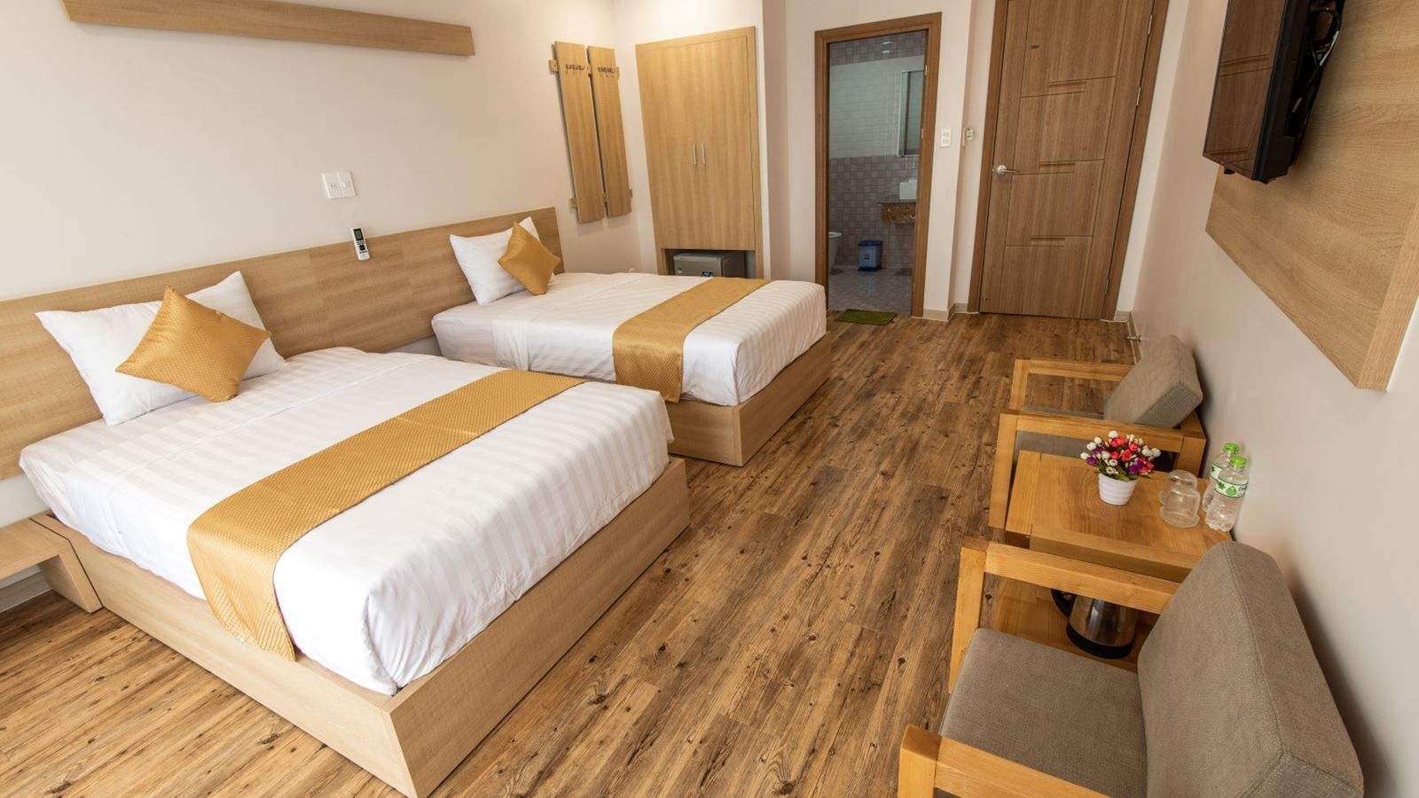 rooms-room-deluxe-twin-balcony