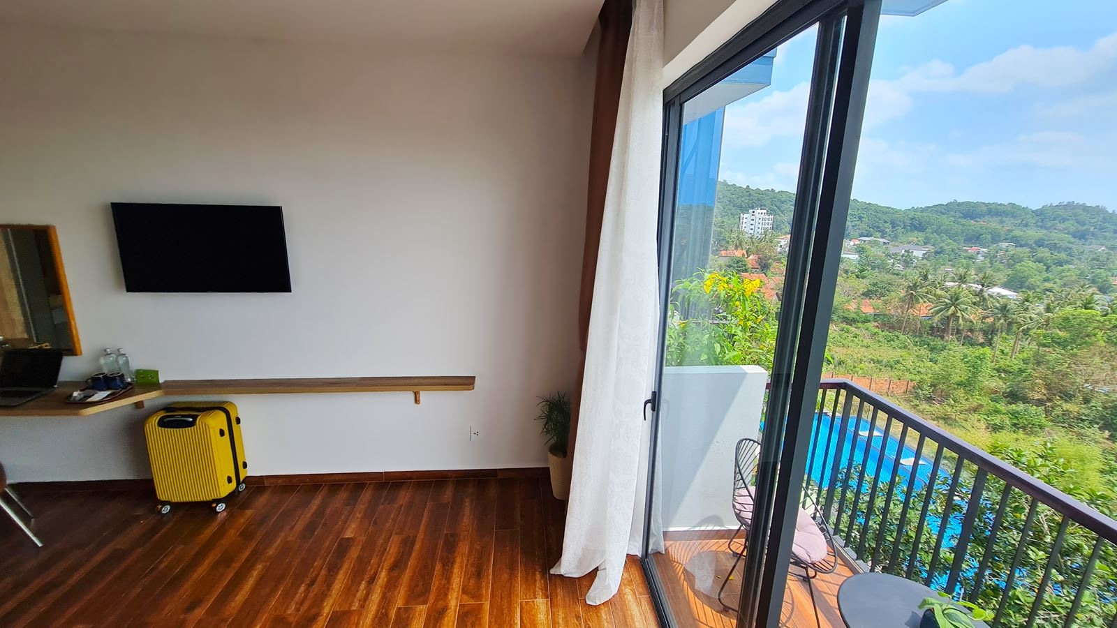 rooms-deluxe-double-seaview-with-balcony