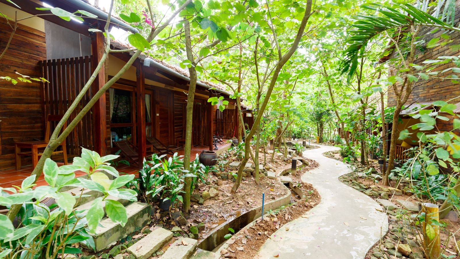 rooms-bungalow-with-garden-view
