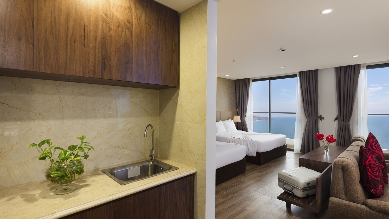 rooms-ocean-view-balcony-family-suite
