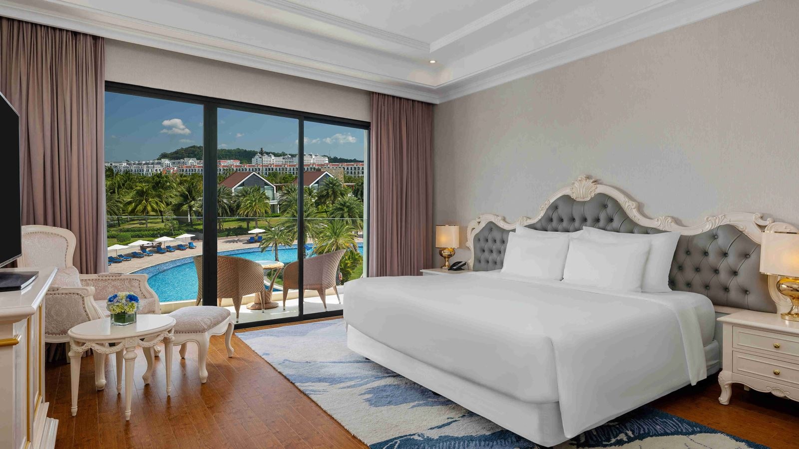 rooms-deluxe-pool-view
