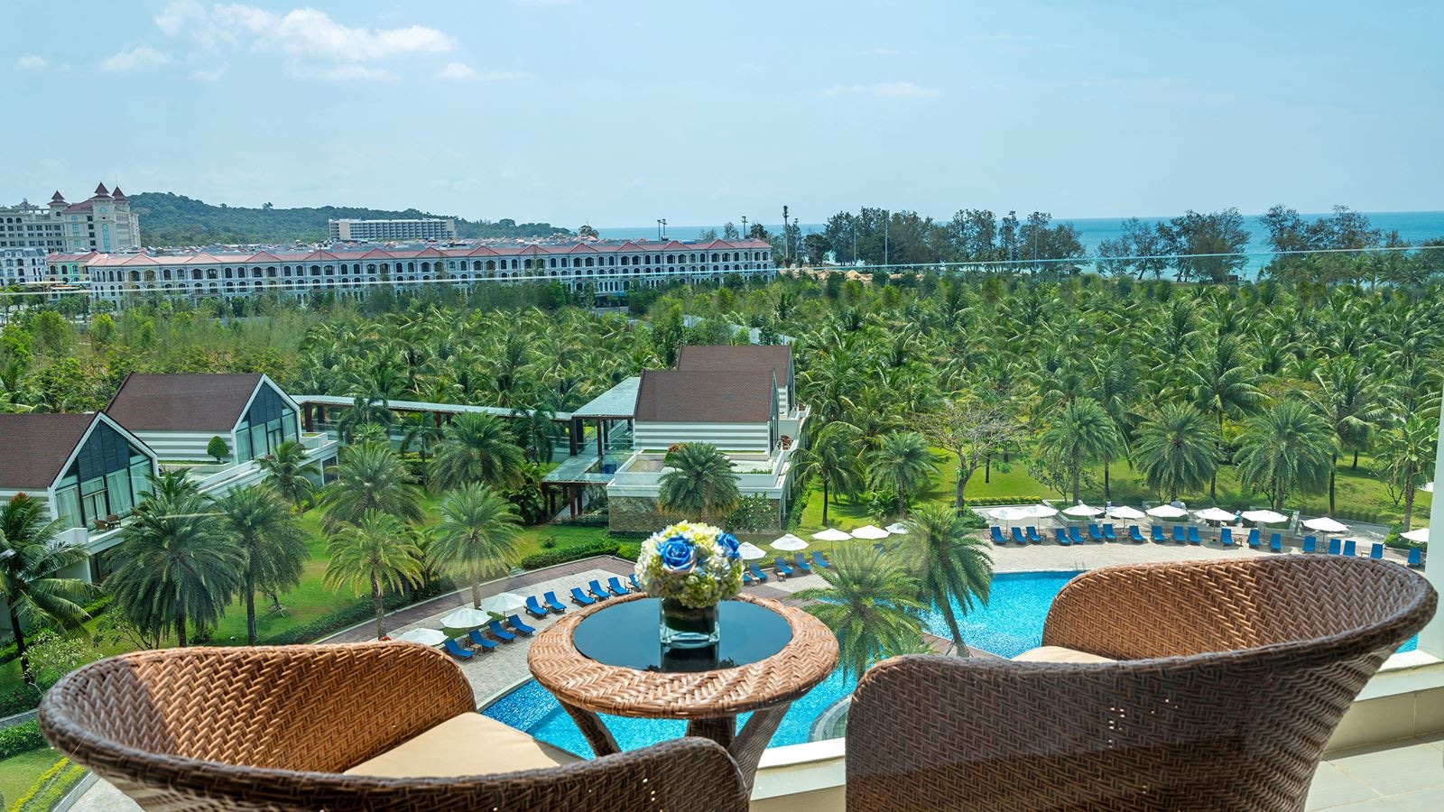 rooms-deluxe-pool-view