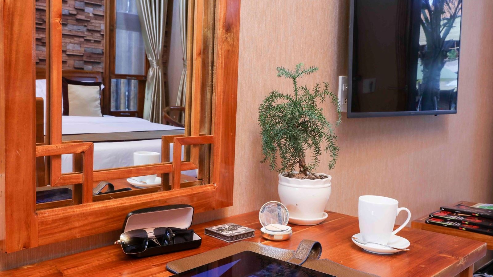 rooms-deluxe-pool-view-with-balcony